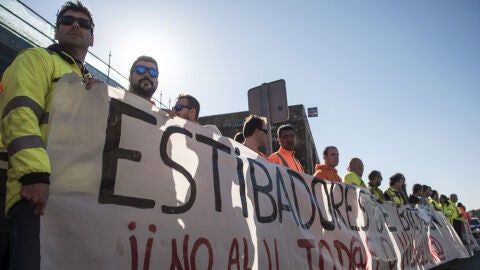 Estibadores en el puerto de Bilbao