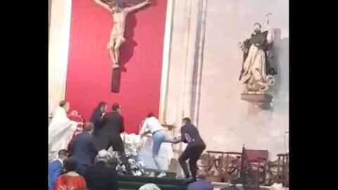 Un hombre irrumpe en una boda al grito de "&iexcl;Al&aacute; es grande!"