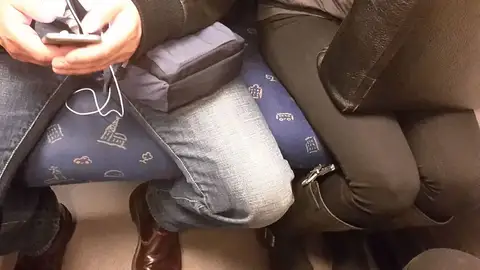 Algunos hombres tienden a sentarse con las piernas abiertas 'acorralando' al pasajero de al lado Algunos hombres tienden a sentarse con las piernas abiertas 'acorralando' al pasajero de al lado
