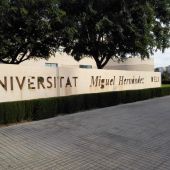 Acceso al edificio Rectorado y Consejo Social de la Universidad Miguel Hernández de Elche. 