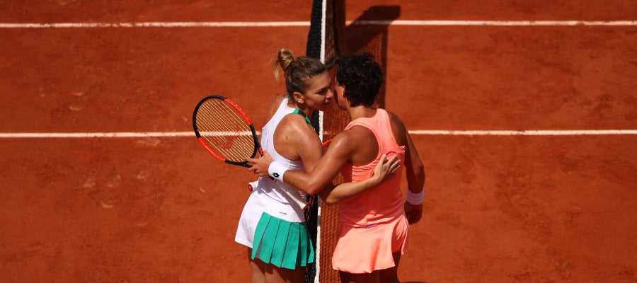 Carla Suárez saluda a Simona Halep tras su derrota Carla Suárez saluda a Simona Halep tras su derrota