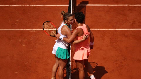 Carla Su&aacute;rez saluda a Simona Halep tras su derrota