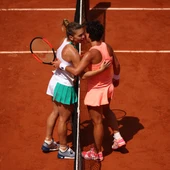 Carla Suárez saluda a Simona Halep tras su derrota Carla Suárez saluda a Simona Halep tras su derrota