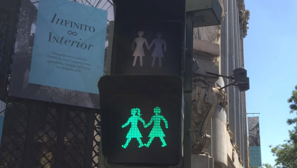 Semáforo instalado en Madrid con motivo del Orgullo Gay