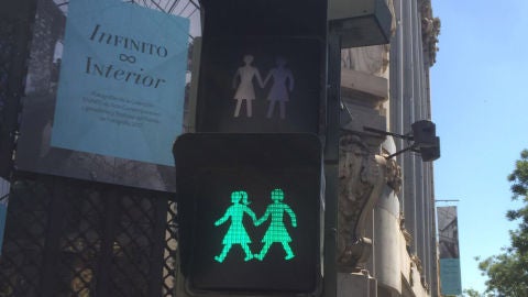 Sem&aacute;foro instalado en Madrid con motivo del Orgullo Gay