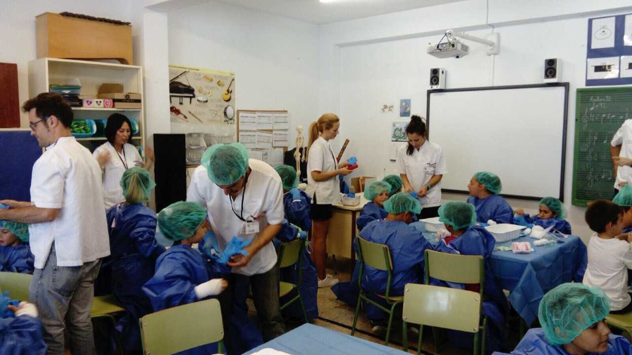 El Hospital del Vinalopó convierte a escolares de Primaria de Elche en enfermeros y cirujanos por un día El Hospital del Vinalopó convierte a escolares de Primaria de Elche en enfermeros y cirujanos por un día