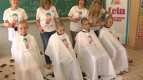 Frame 7.384555 de: Los ni&ntilde;os de un colegio de Alcoy se solidarizan con los que padecen c&aacute;ncer rap&aacute;ndose el pelo