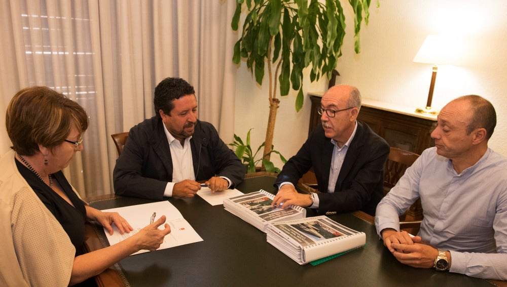 Firma del protocolo de intenciones entre el presidente del Gobierno Provincial, Javier Moliner, y la alcaldesa de Almassora, Susanna Nicolau.