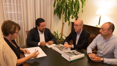 Firma del protocolo de intenciones entre el presidente del Gobierno Provincial, Javier Moliner, y la alcaldesa de Almassora, Susanna Nicolau.
