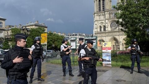 Agentes de Polic&iacute;a en las inmediaciones de la Catedral de Notre Dame en Par&iacute;s