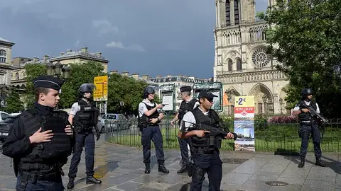 Agentes de Policía en las inmediaciones de la Catedral de Notre Dame en París Agentes de Policía en las inmediaciones de la Catedral de Notre Dame en París