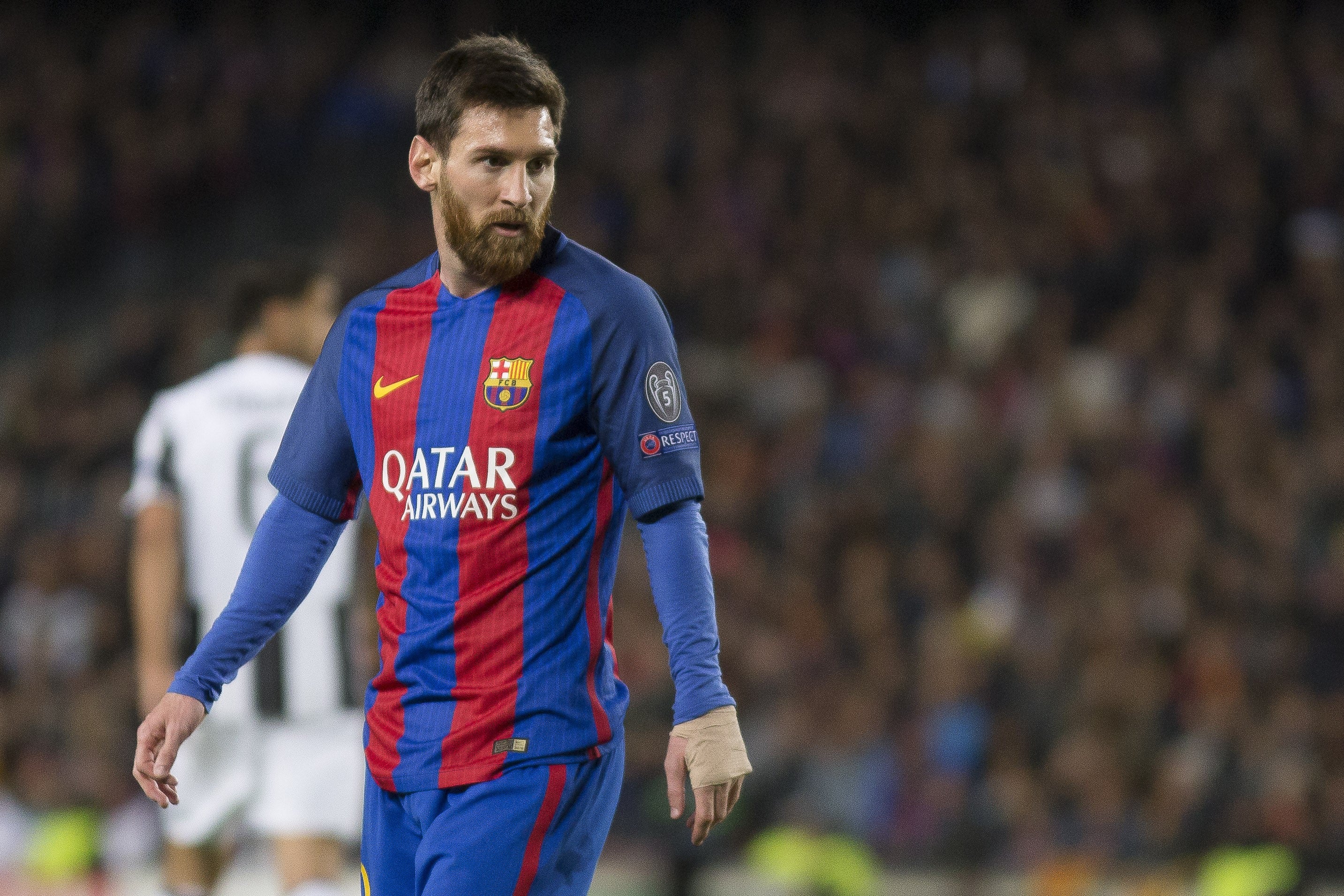 Vestir la camiseta del Barcelona en Emiratos Árabes será delito: multas y penas de cárcel de hasta 15 años Vestir la camiseta del Barcelona en Emiratos Árabes será delito: multas y penas de cárcel de hasta 15 años