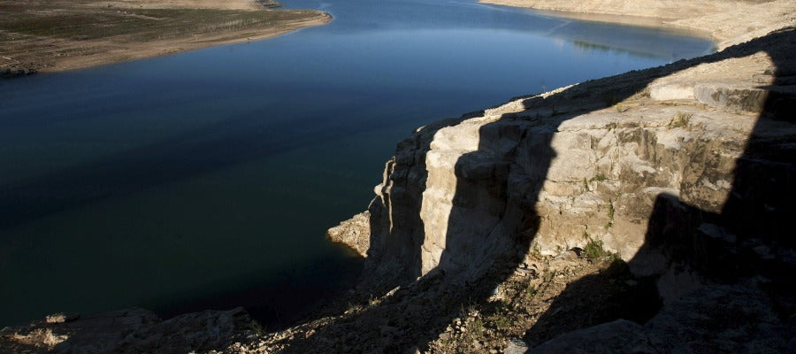 La sequía provoca el estado de emergencia en ríos y pantanos en la cuenca del Ebro La sequía provoca el estado de emergencia en ríos y pantanos en la cuenca del Ebro