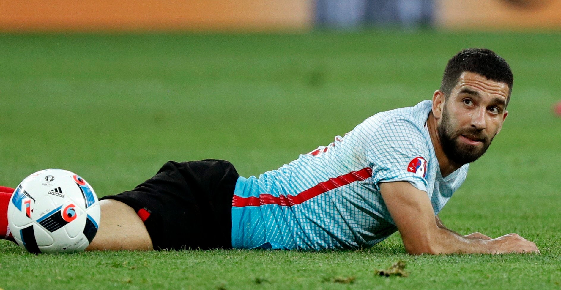 Arda Turan renuncia a la selección turca tras ser expulsado de la concentración por agredir a un periodista Arda Turan renuncia a la selección turca tras ser expulsado de la concentración por agredir a un periodista