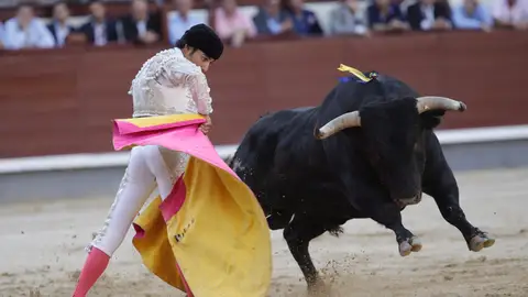 Toreo a capote Gómez del Pilar sobresale en una tarde de mansos complicados y toreros resueltos