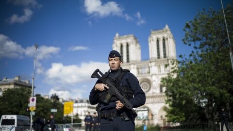 Un polic&iacute;a monta guardia en las inmediaciones de la catedral de Notre Dame de Par&iacute;s