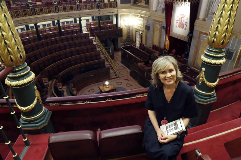 María Rey analiza la separación entre la política y la ciudadanía en su nuevo libro 'Juego de escaños' María Rey analiza la separación entre la política y la ciudadanía en su nuevo libro 'Juego de escaños'