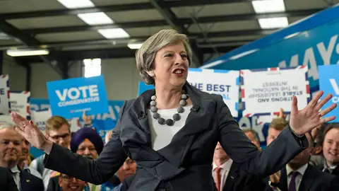 La primera ministra británica, Theresa May, atiende un evento de campaña La primera ministra británica, Theresa May, atiende un evento de campaña