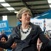 La primera ministra británica, Theresa May, atiende un evento de campaña