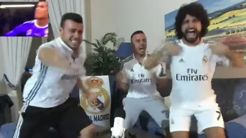 Tres napolitanos se graban viendo la final de Champions Tres napolitanos se graban viendo la final de Champions