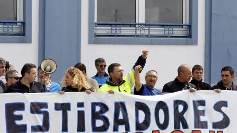 Los estibadores inician hoy ocho jornadas de huelga en defensa de sus puestos de trabajo, tras el fracaso de la negociaci&oacute;n con la patronal