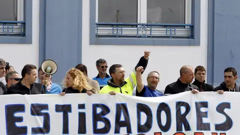Los estibadores inician hoy ocho jornadas de huelga en defensa de sus puestos de trabajo, tras el fracaso de la negociación con la patronal Los estibadores inician hoy ocho jornadas de huelga en defensa de sus puestos de trabajo, tras el fracaso de la negociación con la patronal