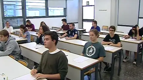 Frame 47.171964 de: Alumnos de seis comunidades autónomas comienzan hoy las pruebas Selectividad Frame 47.171964 de: Alumnos de seis comunidades autónomas comienzan hoy las pruebas Selectividad