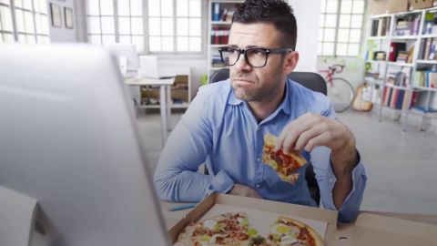 Frame 0.0 de: Ocho razones por las que JAM&Aacute;S debes comer en tu mesa de trabajo