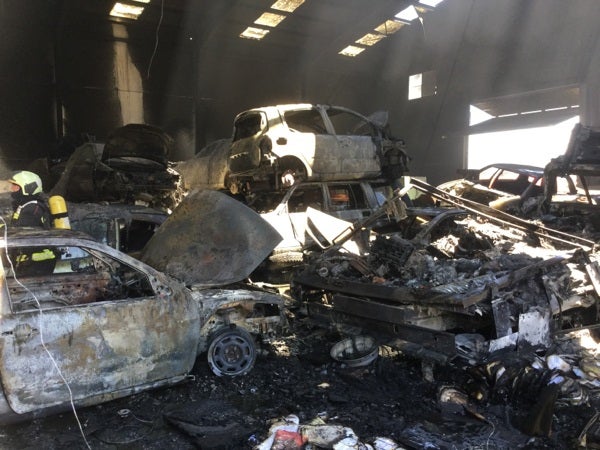 Un incendio en un desguace de Cortes y Graena finaliza con, al menos, 40 vehículos calcinados Un incendio en un desguace de Cortes y Graena finaliza con, al menos, 40 vehículos calcinados