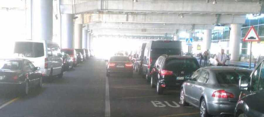 Los taxistas de Elche denuncian la proliferación de vehículos de alquiler con conductor en el Aeropuerto Alicante/Elche. Los taxistas de Elche denuncian la proliferación de vehículos de alquiler con conductor en el Aeropuerto Alicante/Elche.