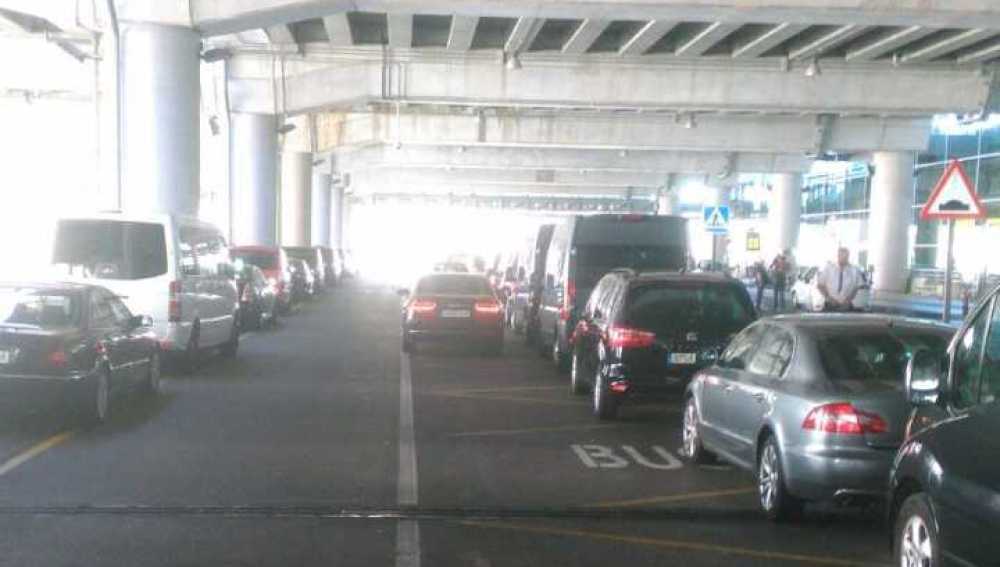 Los taxistas de Elche denuncian la proliferación de vehículos de alquiler con conductor en el Aeropuerto Alicante/Elche.