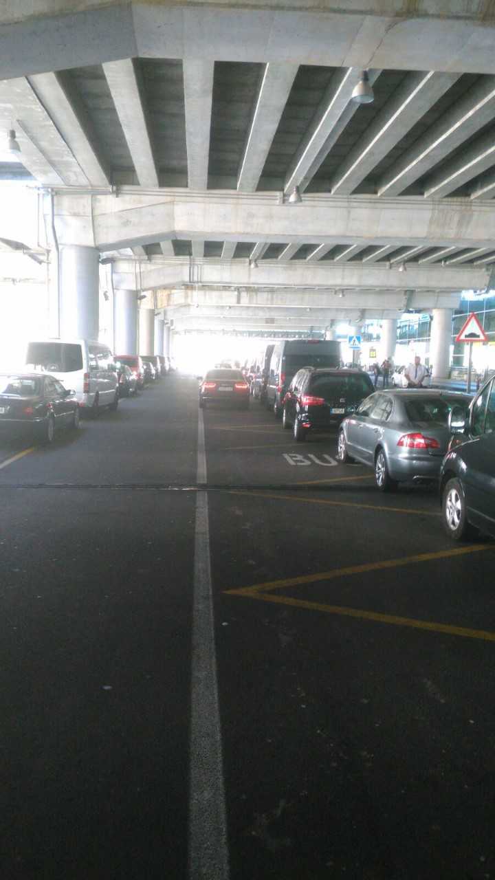 Los VTCs en el aeropuerto de Elche provocan mermas de 600.000 euros a los taxistas Los VTCs en el aeropuerto de Elche provocan mermas de 600.000 euros a los taxistas