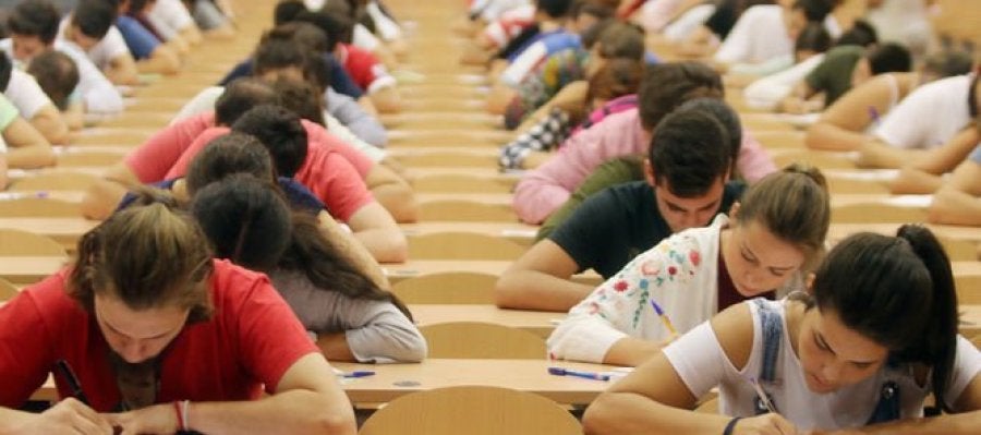 Alumnos en un examen Alumnos en un examen