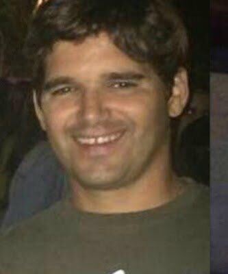 Centenares de amigos y familiares despiden a Ignacio Echeverría en el cementerio de Las Rozas Centenares de amigos y familiares despiden a Ignacio Echeverría en el cementerio de Las Rozas