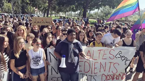 Alumnos de Lleida protestan contra las afirmaciones homófobas de un profesor Alumnos de Lleida protestan contra las afirmaciones homófobas de un profesor
