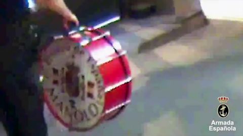 Frame 23.76853 de: V&Iacute;DEO: As&iacute; recuper&oacute; Manolo el del Bombo su bombo gracias a la Armada Espa&ntilde;ola