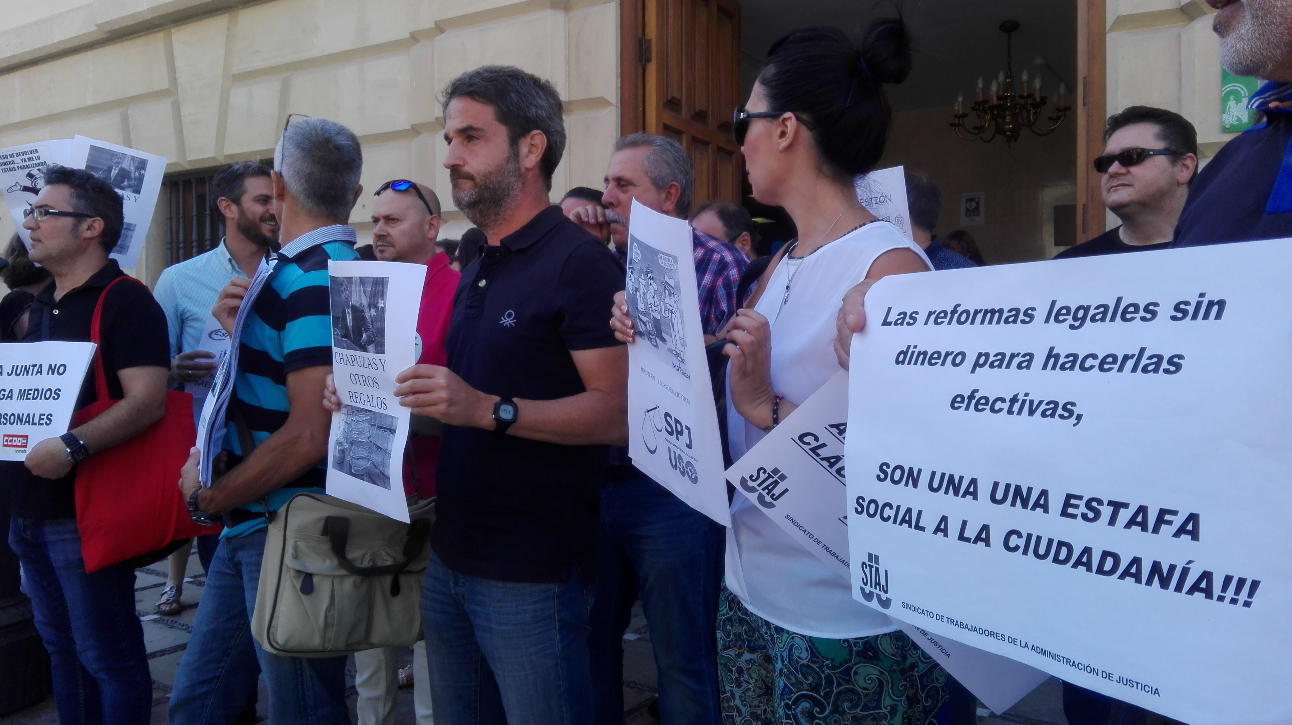 Concentración para denunciar la avalancha de demandas Concentración para denunciar la avalancha de demandas