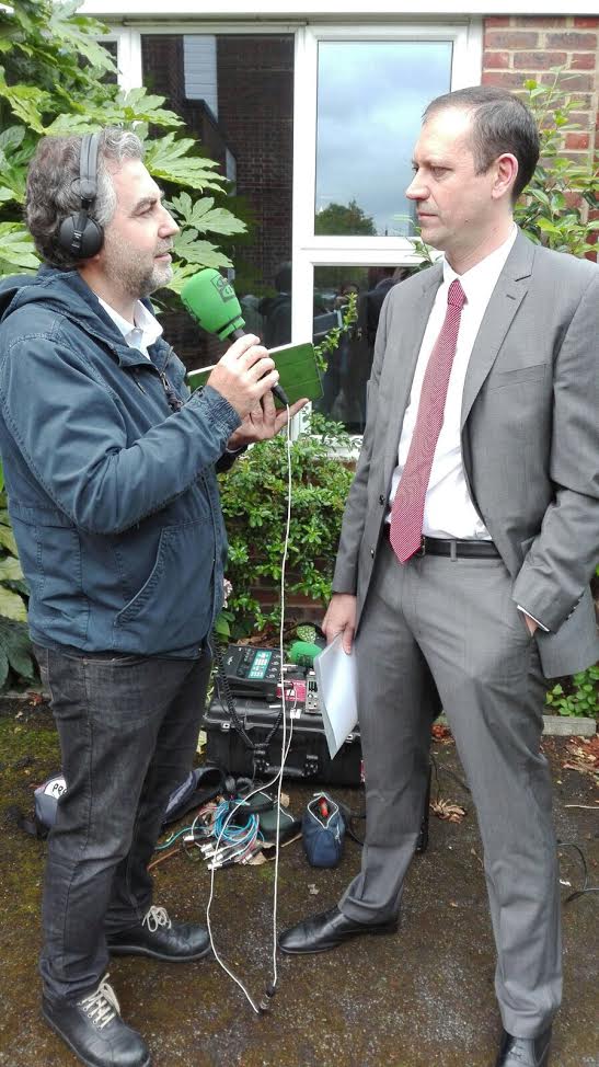 José Javier Olivas, politólogo: "En el sistema electoral británico los partidos pequeños se quedan fuera" José Javier Olivas, politólogo: "En el sistema electoral británico los partidos pequeños se quedan fuera"