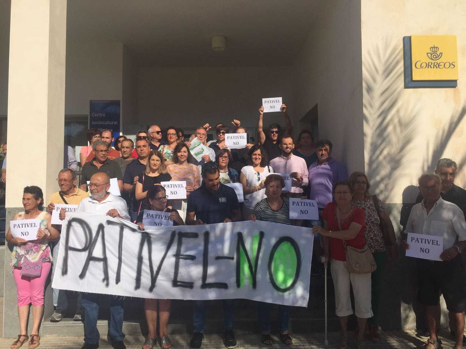 Vecinos de La Marina piden al Sindic que intervenga para paralizar el PATIVEL Vecinos de La Marina piden al Sindic que intervenga para paralizar el PATIVEL