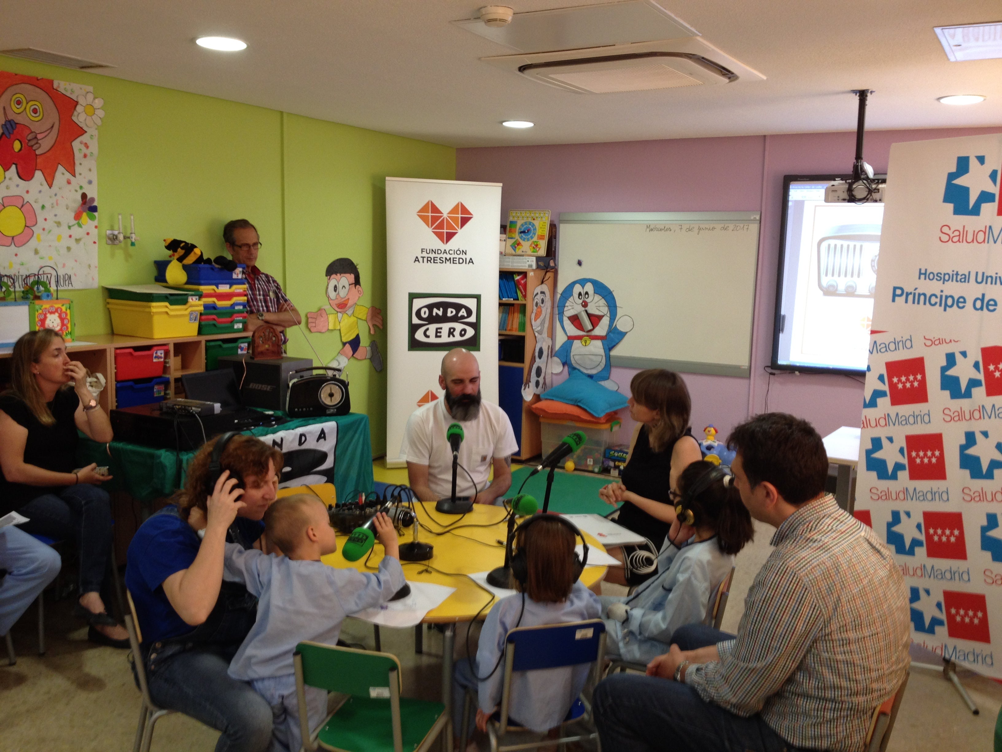 Pacientes y profesionales del Hospital de Alcalá participan en el taller de radio de la Fundación Atresmedia Pacientes y profesionales del Hospital de Alcalá participan en el taller de radio de la Fundación Atresmedia