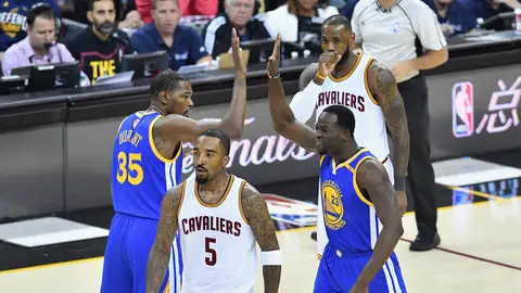 Kevin Durant y Draymond Green celebran una canasta ante LeBron James Kevin Durant y Draymond Green celebran una canasta ante LeBron James