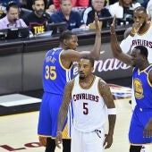 Kevin Durant y Draymond Green celebran una canasta ante LeBron James