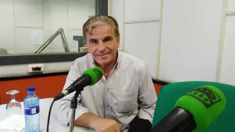 Pedro Ruiz en los estudios de Onda Cero Gijón "Eterno", en el Teatro Jovellanos