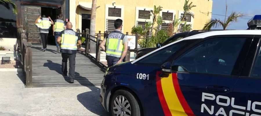 Agentes de la Policía Nacional de Elche accediendo al establecimiento en el que la víctima fue estafada. Agentes de la Policía Nacional de Elche accediendo al establecimiento en el que la víctima fue estafada.
