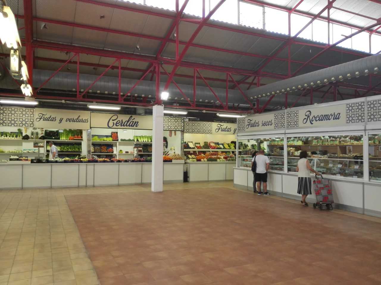 Los placeros del Mercado Central de Elche se niegan a abandonar sus puestos, su “único medio de vida” Los placeros del Mercado Central de Elche se niegan a abandonar sus puestos, su “único medio de vida”