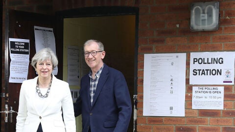 Theresa May y su marido acuden a votar a un colegio electoral
