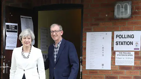 Theresa May y su marido acuden a votar a un colegio electoral Theresa May y su marido acuden a votar a un colegio electoral