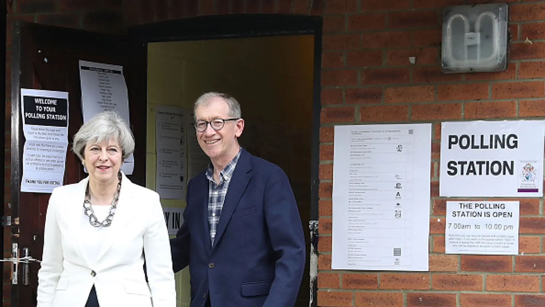 Theresa May y su marido acuden a votar a un colegio electoral