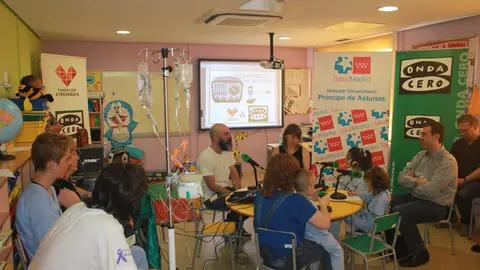 El Hospital Príncipe de Asturias de Alcalá de Henares acoge el taller de radio de la Fundación Atresmedia Onda Cero Alcalá en el aula hospitalaria del HUPA