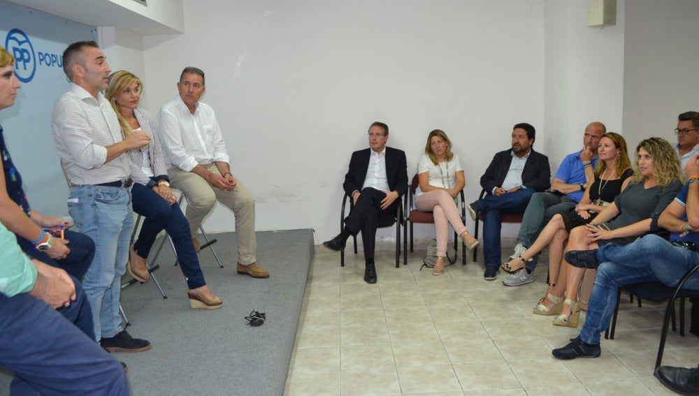 El presidente del PP de Castellón, Miguel Barrachina, ha explicado la necesidad de trabajar “por la defensa de los intereses de la provincia”.
